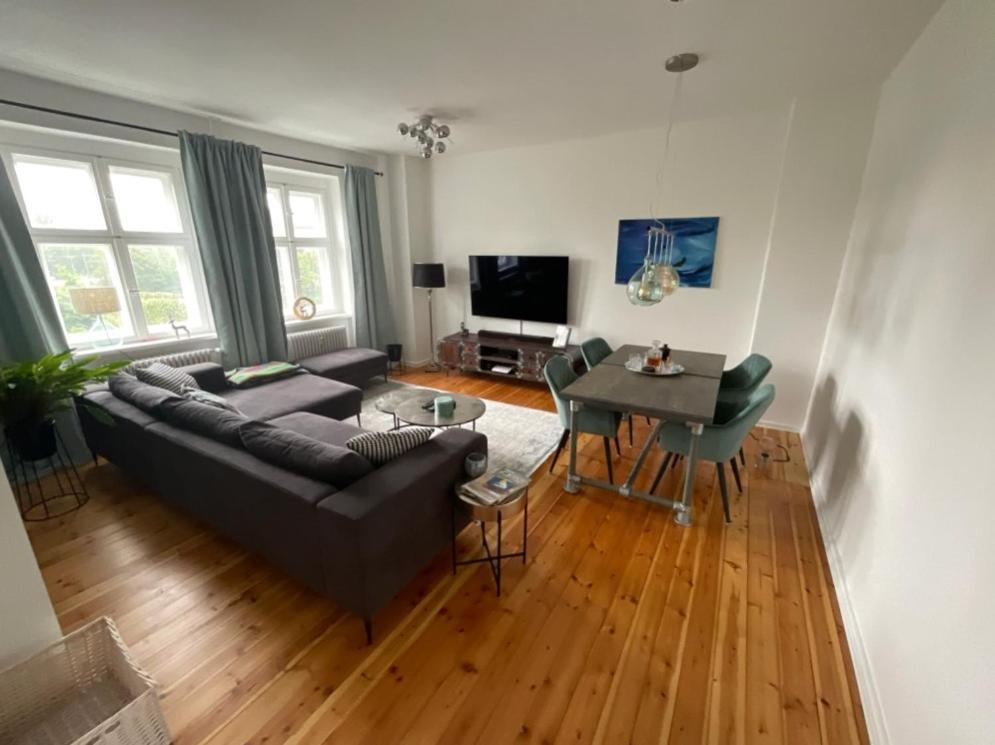 Cosmopolitan Comfort Stylish Flat Apartment